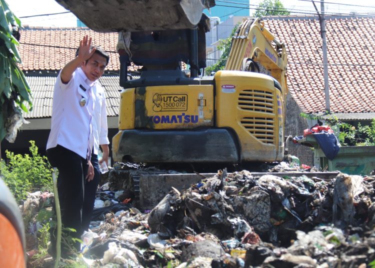 Wahup Cirebon, Jigus dan Dinas LH saat memersihkan sedikitnya 30 Ton tumpukam sampah Liar di kawasan Kecamatan Kedawung, Rabu (9/7/2025). /* (foto: Prokompim) 