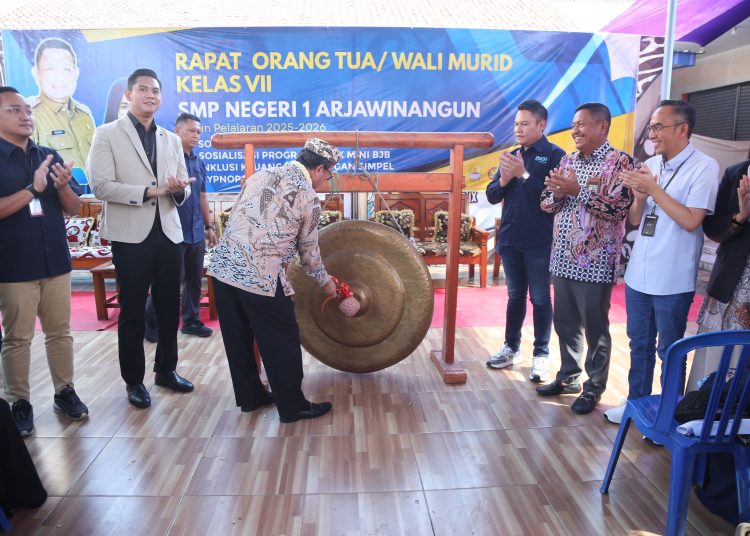 Bupati Cirebon, Imron, meresmikan Bank Mini di SMPN 1 Arjawinangun, dalam mendorong literasi keuangan pelajar, Sabtu (12/7/2025)./* (foto: Prokompim Pemkab Cirebon)