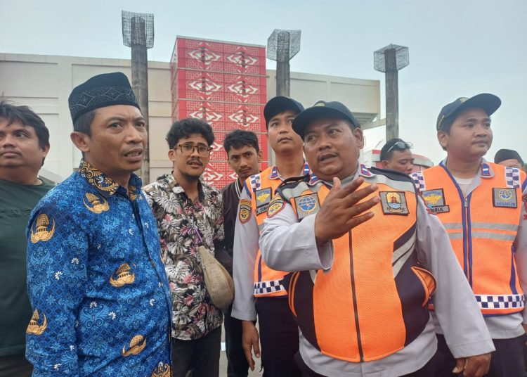 Kadishub Kabupaten Cirebon, Hilman Firmansyah,saat membubarkan parkir ilegal di kawasan Sport Center Watubelah usai pelantikan PPPK dan aduan masyarakat, Rabu (16/7/2025)./* (foto: M. Rahmat) 