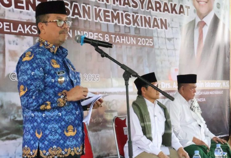 Bupati Cirebon, Imron, saat mendampingi Menko PM, Cak Imin, dalam acara Rembug Warga bertajuk “Peningkatan Kapasitas Masyarakat Pesisir Berbasis Pesantren” di Pondok Pesantren Gedongan, Desa Ender, Kecamatan Pangenan, pada Kamis (17/7/2025)./* (foto: Diskominfo) 