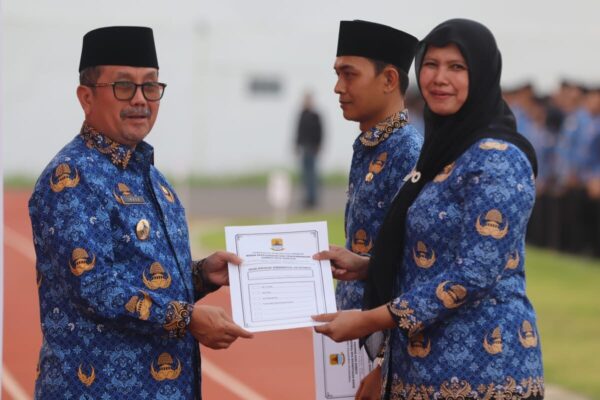 Bupati Cirebon, Imron saat melantik 1.735 tenaga honorer menjadi PPPK, di lapangan Sport Center Watubelah, Kecamatan Sumber, Rabu (17/7/2025)./* (foto: Prokompim Kabupaten Cirebon) 