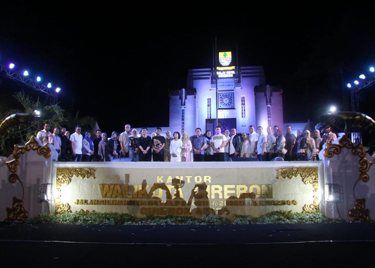 Penyanyi Cakra Khan turut memeriahkan puncak Hari Jadi Kota Cirebon ke-598 yang berlangsung di depan Balaikota, Sabtu (19/7/2025) malam./* (Prokompim Pemkot Cirebon) 