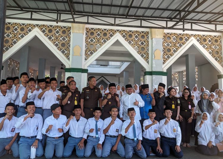 Kejaksaan Negeri Kabupaten Cirebon saat menggelar bakti sosial dan penyuluhan hukum di Ponpes Al Shigor, Desa Ender, Kecamatan Pangenan, Selasa (22/7/2025)./* (foto: M. Rahmat) 