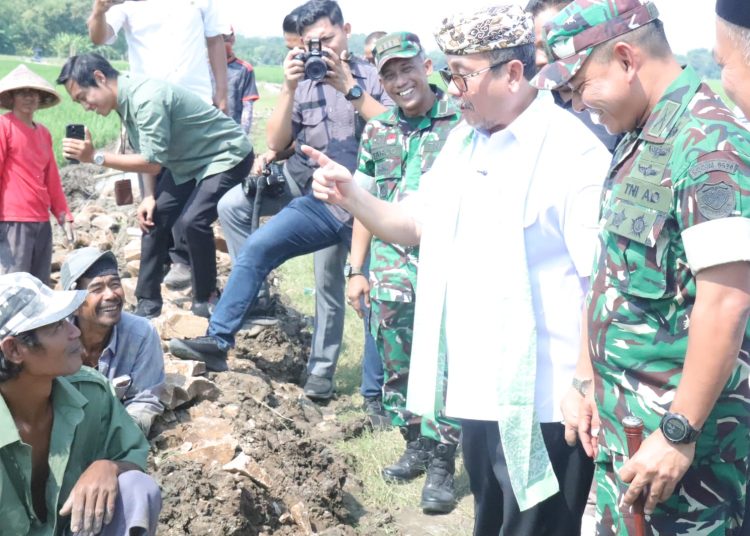Bupati Cirebon, Imron, saat menghadiri program TMMD di Desa Sende, Kecamatan Arjawinangun, Rabu (23/7/2025)./* (foto: Prokompim Pemkab Cirebon) 