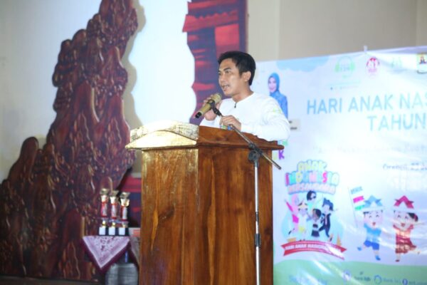 Wabup Cirebon, Jigus, mengajak untuk menanamkan nilai persaudaraan kepada anak sejak dini pada Peringatan HAN ke-41 Kabupaten Cirebon, di Gedung Kesenian Kecamatan Gegesik, Rabu (23/7/2025)./* (foto: Diskominfo) 
