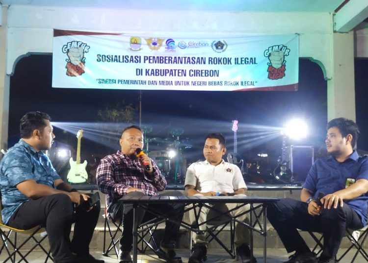 Perangi rokok ilegal, Diskominfo gandeng PWI dan gaungkan edukasi masyarakat pada acara Ngampar Musik Fest Wisata Kuliner Trusmi, di Kawasan Centra Batik Trusmi, Kabupaten Cirebon, Jumat (25/7/2025) malam./* (foto: PWI) 