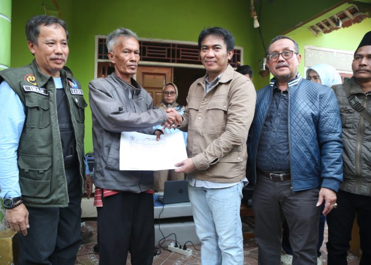 Bupati Cirebon, Imron dan Wabup Jigus dalam kegiatan Mubeng ke Desa Tawangsari, Kecamatan Losari, Kabupaten Cirebon, Minggu (27/7/2025). /* (foto: Prokompim) 