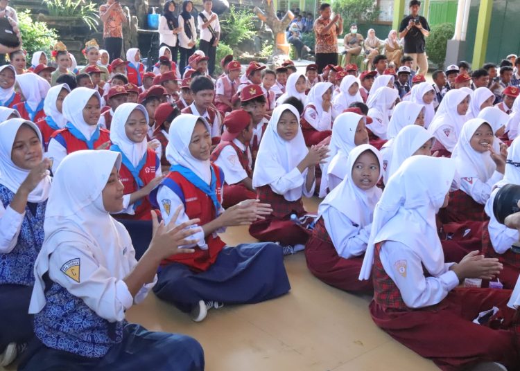 "Jelajah Negeri Bangun Antikorupsi” yang digagas KPK RI berlangsung di SMP Negeri 1 Suranenggala, yang diikuti ratusan pelajar dengan antusias, Senin (28/7/2025)./* (foto: Prokompim) 