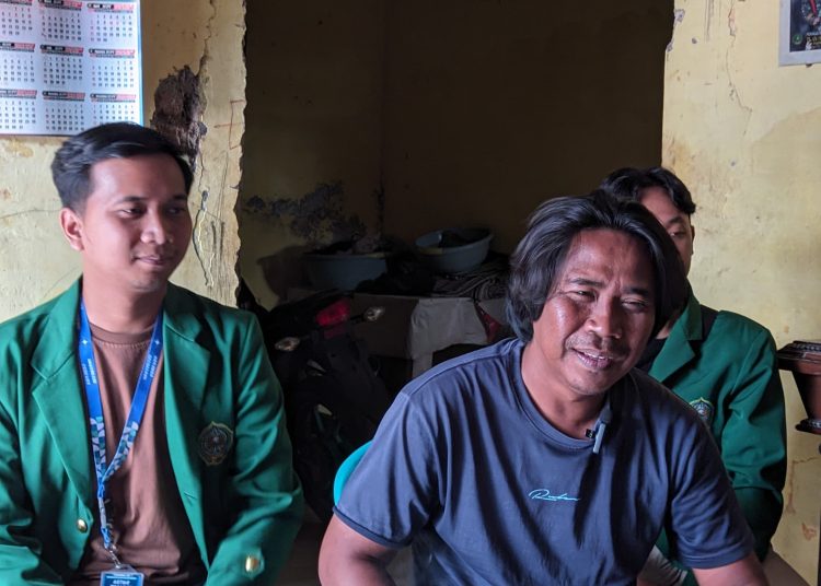 Caption Foto: Suhada (37), seorang warga Translok Seuseupan, bersama mahasiswa KKN di lokasi pemukiman (ist) ./* 