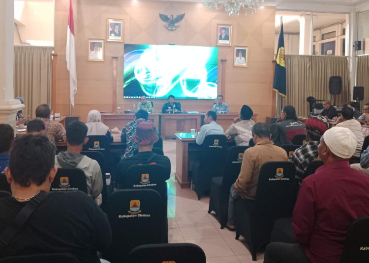 Penutupan tambang galian c di Desa Cupang, Kecamatan Gempol, warga ngadu ke Pemkab Cirebon dalam audiensi di gedung Setda, Jumat (11/7/2025)./* (foto: M. Rahmat) 