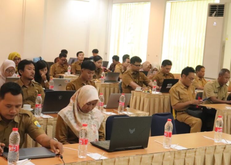 Diskominfo Kabupaten Cirebon menginisiasi program pemerintahan berbasis digital, dengan menggelar Bimtek Pengelolaan Data Spasial di hotel apita, Selasa (21/7/2025)./* (foto: Diskominfo Kab.Cirebon)