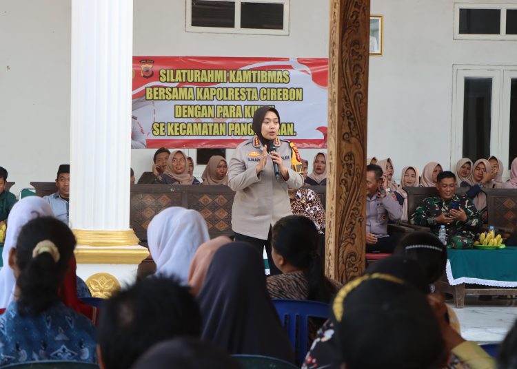 Kapolresta Cirebon, Kombes Sumarni, saat menggelar silaturahmi Kamtibmas bersama para Kuwu/Kepala Desa dan warga di Kecamatan Panguragan, Kabupaten Cirebon, Jumat (25/7/2025)./* (foto: Humas Polresta Cirebon)