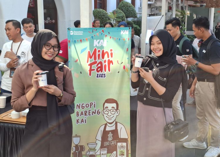 Ngopi bareng di Stasiun Cirebon, KAI Daop 3 bagikan 350 cup kopi gratis untuk pelanggan, Selasa (15/7/2025)./* (foto: Humas KAI)