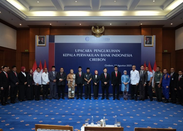 Wali Kota Cirebon, Effendi Edo berfoto bersama pimpinan Bank Indonesia usai menghadiri acara Pengukuhan Kepala Perwakilan Bank Indonesia (BI) Cirebon, Rabu (13/8/2025). * Foto: Humas Pemkot Cirebon