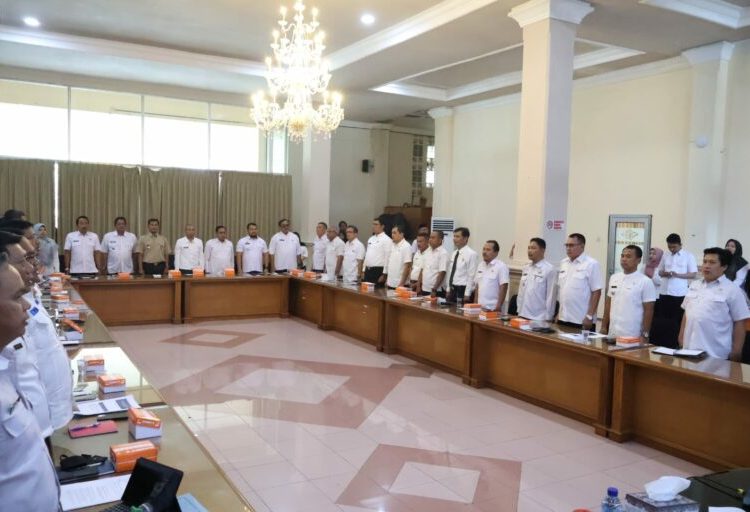 Bupati Cirebon, Imron dan Wabup Jigus mendorong para camat agar memperkuat pelayanan dan pembinaan desa dalam Rapat Koordinasi Camat se-Kabupaten Cirebon di Ruang Paseban, Rabu (30/7/2025)./* (foto: Diskominfo) 