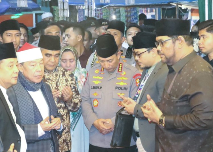 Kapolri Listyo Sigit Prabowo mengajak santri dan ulama dalam mendukung visi Indonesia Emas 2045 saat menghadiri, Haul Ponpes Buntet Cirebon, Sabtu (2/8/2025)./* (foto: Humas Polresta Cirebon) 