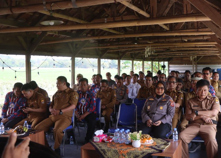 Polresta Cirebon melakukan kerja sama dengan Pemkab dan Kuwu se Kabupaten Cirebon untuk menanam jagung, Senin (4/8/2025)./* (foto: Humas Polresta Cirebon)