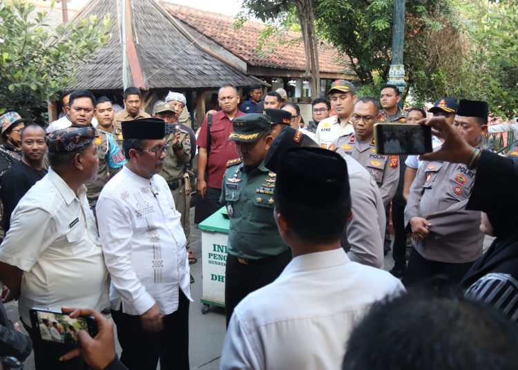 Bupati Cirebon, Imron bersama Forkopimda melakukan penataan kawasan wisata religi makam Sunan Gunung Jati dari pengemis, Rabu (6/8/2025)./* (foto: Prokompim Kab. Cirebon) 