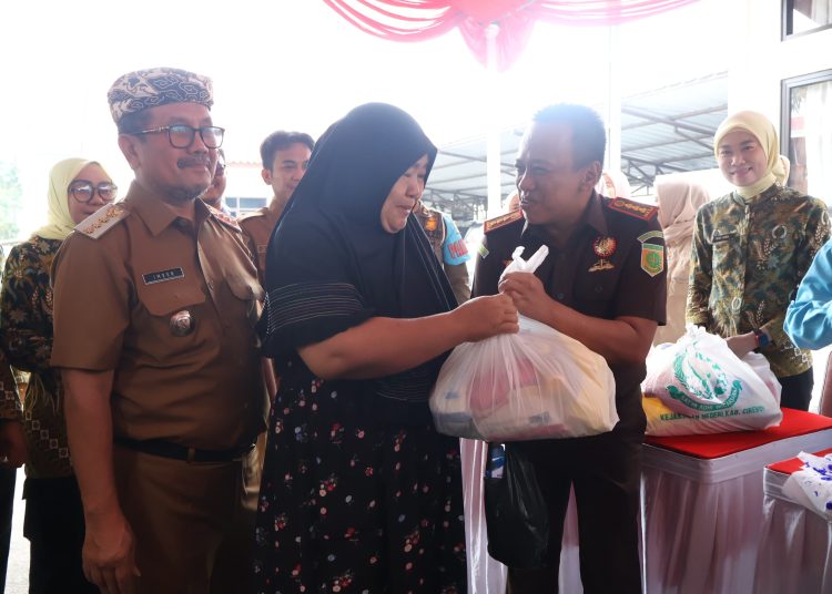 Bupati Cirebon, Imron dan Wabup Jigus mengapresiasi acara bakti sosial Kejari Kabupaten Cirebon yang menggelar baksos jelang HUT RI dan Hari Bhakti Adhyaksa ke-80 tahun 2025, Selasa (12/8/2025)./* (foto: M. Rahmat) 