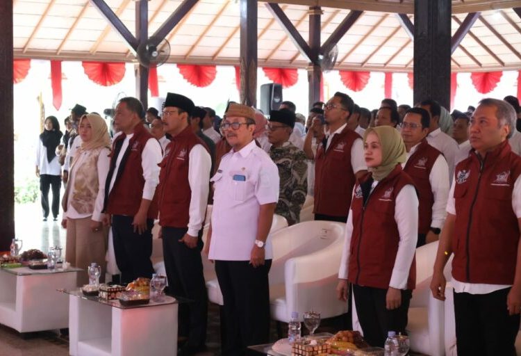 Bupati Cirebon,Imron saat menerima kunjungan Menteri Sosial (Mensos) Saifullah Yusuf di Pendopo Bupati Cirebon, pada Rabu (13/8/2025)./* (foto: Diskominfo) 