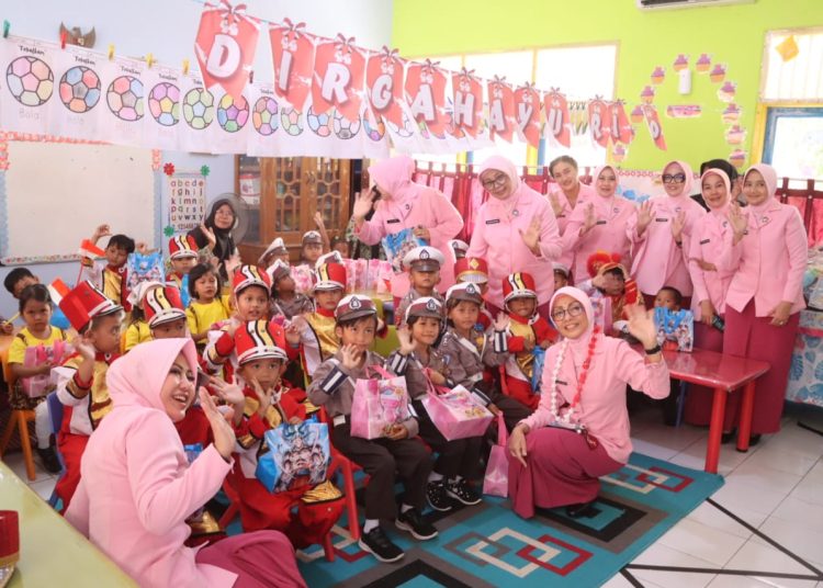 Beri Semangat, Ketua Bhayangkari Jabar Tinjau TK dan Posyandu di Aspol Kaliwadas, Kecamatan Sumber, Kabupaten Cirebon, Rabu (20/8/2025)./* (foto: Humas Polresta Cirebon) 