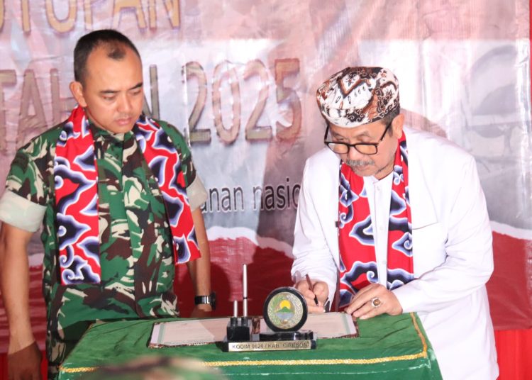 Bupati Cirebon, Imron mengapresiasi TMMD yang dikomandoi Kodim 0620 dalam acara penutupan program yang berlangsung di Desa Sende, Kecamatan Arjawinangun, Kamis (21/8/2025)./* (foto: Prokompim) 