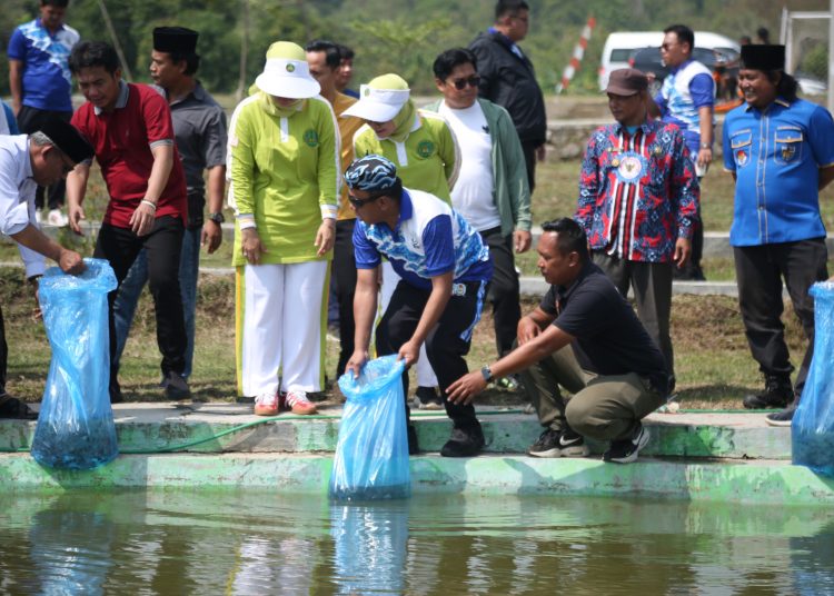 Kejari Kabupaten Cirebon Peringati Hari Lahir Kejaksaan ke-80 dengan menanam 1.100 pohon dan Tebar 2.000 benih Ikan di Desa Sinarancang, Kecamatan Mundu, Kabupaten Cirebon, Jumat (22/8/2025)./* (foto: M. Rahmat) 