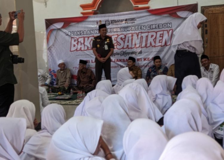 Sinergi Kejari Kabupaten Cirebon dan Pemda dalam acara Jaksa Bakti Pesantren di Ponpes Hamalatudzikra, Desa Japura Kidul, Kecamatan Astanajapura, Selasa (26/8/2025)./* (foto: M. Rahmat) 
