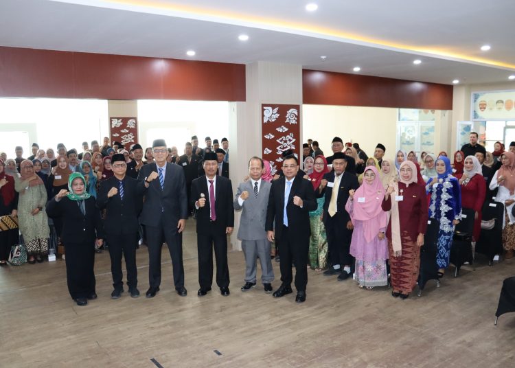 Sebanyak 115 ASN Pemkot Cirebon menerima penghargaan Satyalancana Karya Satya dari Presiden secara simbolis diberikan Wali Kota Effendi Edo , di Gedung Setda Balai Kota Cirebon, Jumat (29/8/2025)./* (foto: Prokompim) 