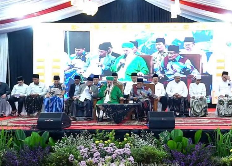 Ribuan jamaah padati Haul KH Aqiel Siroj dan Harlah ke-65 Pesantren KHAS Kempek dengan melakukan dzikir dan doa bersama di Ponpes setempat, Sabtu (30/8/2025) malam./* (foto: Humas Ponpes Kempek Cirebon) 