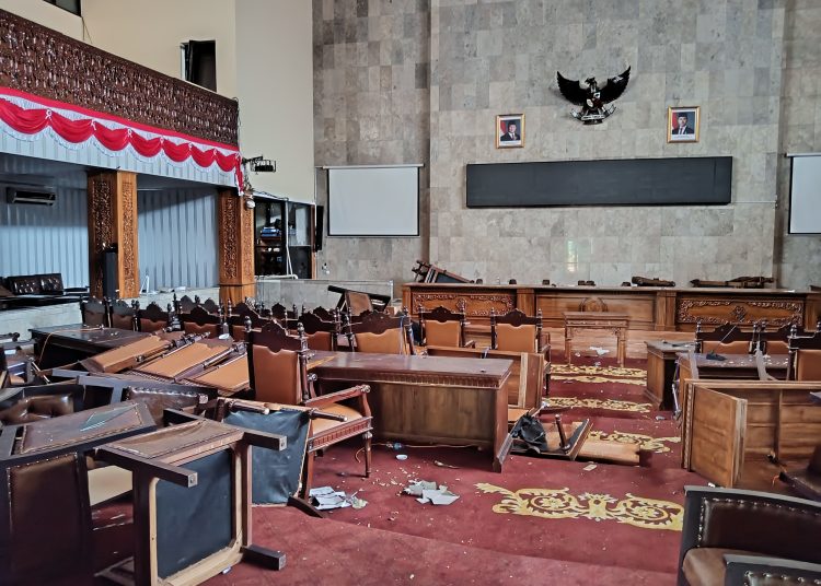 Pasca kerusuhan dan penjarahan, salah satu ruang bagian dalam gedung DPRD tampak porak poranda, Minggu (31/8/2025)./* (foto: M. Rahmat)
