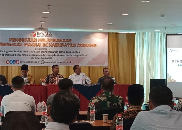 Bawaslu Kabupaten Cirebon menggelar kegiatan penguatan kelembagaan yang dikemas dalam diskusi publik dengan menghadirkan narasumber ahli serta parpol dan elemen lain di Hotel Apita, Kecamatan Kedawung, Rabu (20/8/2025)./* (foto: M. Rahmat) 