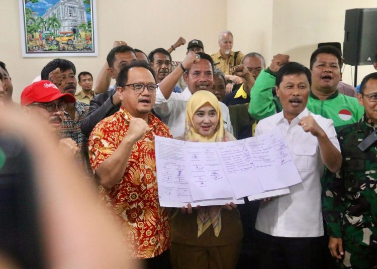 Rapat koordinasi dan penandatanganan Deklarasi Kota Cirebon Damai tersebut digelar di Gedung Setda Kota Cirebon pada Senin (1/9/2025).* Foto: Humas Pemkot Cirebon