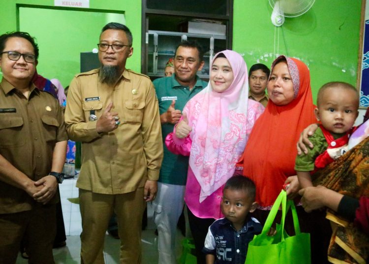 Wakil Wali Kota Cirebon, Siti Farida Rosmawati usai menghadiri sosialisasi stunting dan Pemberian Makanan Tambahan di Baperkam RW 09 Situgangga, Kelurahan Karyamulya, Kecamatan Kesambi, Selasa (2/9/2025).* Foto: Humas Pemkot Cirebon