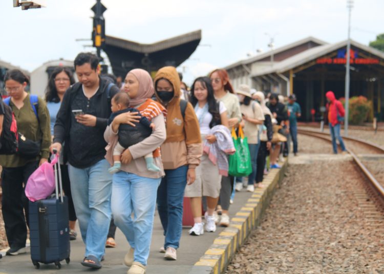 Antisipasi lonjakan penumpang, KAI Daop 3 Cirebon sediakan tiket tambahan KA Gunungjati dan Cakrabuana./* (foto: Humas KAI) 