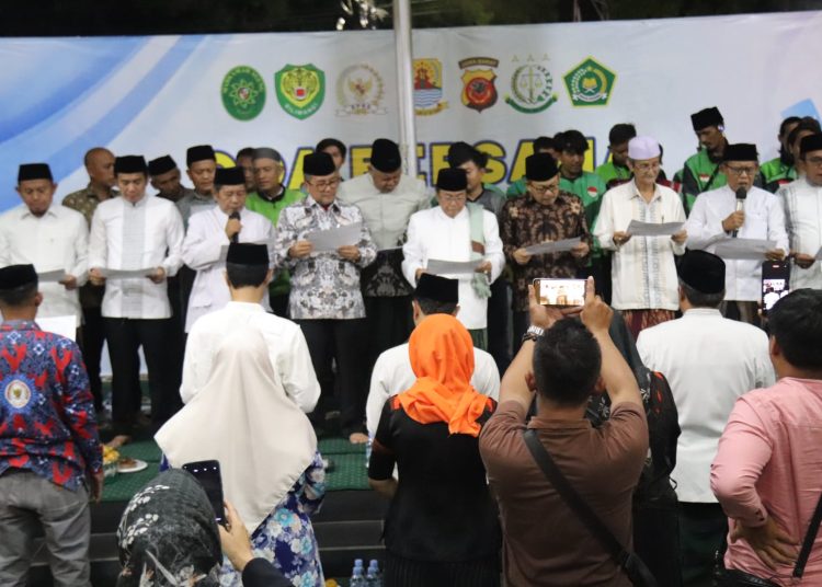 Forkopimda dan berbagai elemen saat menggelar Doa Bersama di Mapolresta Cirebon, Selasa (2/9/2025). /* (foto: Prokompim) 
