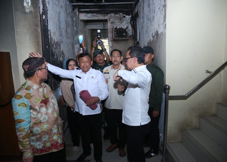 Wamendagri meminta Pemkab Cirebon agar roda pemerintahan terus berjalan usai meninjau gedung DPRD yang rusak pasca kerusuhan, Rabu (3/9/2025)/* (foto: Prokompim) 