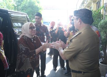 Bupati Cirebon, Imron saat mendampingi Menteri PPPA, Arifatul Choiri Fauzi, di Mapolresta Cirebon, Selasa (9/9/2025)./* (foto: Prokompim) 