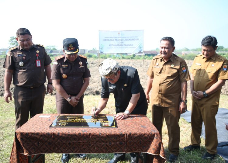 Peringati Hari Lahir Kejaksaan ke-80, ratusan pohon ditanam di Kelurahan Pasalakan, Kecamatan Sumber, Kabupaten Cirebon, Selasa (23/9/2025)./* (foto: Prokompim) 