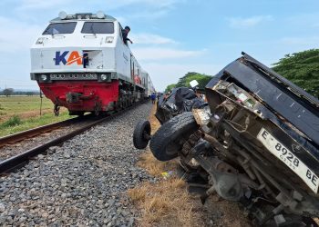 KA Tertemper Mobil di Mundu, Dua Nyawa Melayang