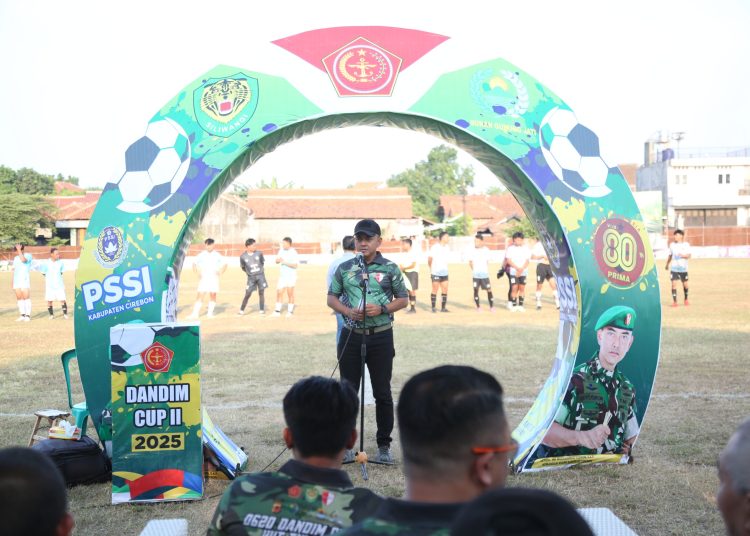 Dandim 0620/Kabupaten Cirebon, Letkol Inf M. Yusron, saat membuka Turnamen Sepak Bola Dandim Cup II di Lapangan Desa Megu Cilik, Kecamatan Weru, Kamis (25/9/2025)./* (foto: Prokompim Kab. Cirebon) 
