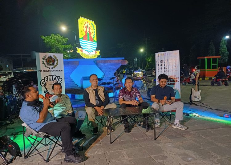 PWI Kabupaten Cirebon menggandeng Kejaksaan, Satpol PP dan Bea Cukai gelar diskusi publik Bahaya Rokok Ilegal di taman parkir sumber, Sabtu (27/9/2025) malam./* (foto : Humas PWI Kab. Cirebon) 