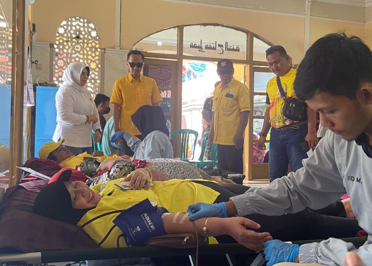 Ketua DPD Partai Golkar Kabupaten Cirebon, Teguh Rusiana Merdeka (berkacamata hitam), saat memantau kegiatan baksos peringatan HUT ke-61 Partai Golkar, Selasa (30/9/2025)./* (foto: M. Rahmat) 
