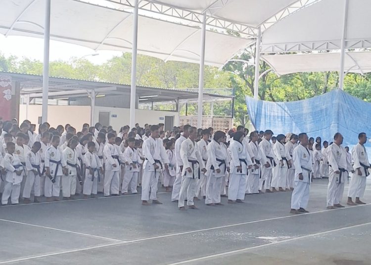 Ratusan Karateka yang tergabung dalam Dojo Pertamina EP Zona 7 Cirebon saat melakukan latihan di lapangan tenis Kompleks Pertamina EP Zona 7 Cirebon./* (foto: Mamat Rahmat)