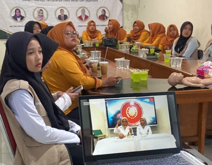 Tim dari Fikes Universitas Muhammadiyah Cirebon saat melaksanakan program "Gerakan Sadar Obat Rasional" (SABAR) di Desa Gegesik Wetan, Kecamatan Gegesik, Kabupaten Cirebon./* (foto: ist) 
