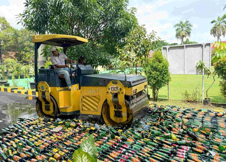 Ribuan miras berbagai merek dilindas kendaraan stum dalam pemusnahan barang bukti, di Mapolresta Cirebon, Selasa (30/9/2025)./* (foto: Humas Polresta Cirebon) 
