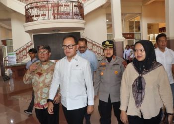 Aktivitas kinerja DPRD Kabupaten Cirebon tetap berjalan meski gedung rusak akibat kerusuhan beberapa waktu lalu./* (foto: Humas DPRD Kabupaten Cirebon) 