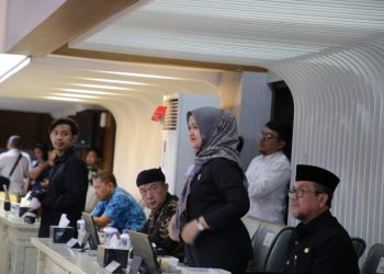 Ketua DPRD Kabupaten Cirebon, Sophi Zulfia bersama Bupati Imron saat hadir dalam Rapat Paripurna di gedung DPRD Provinsi Jabar, Rabu (10/9/2025)./* (Humas DPRD Kab. Cirebon) 