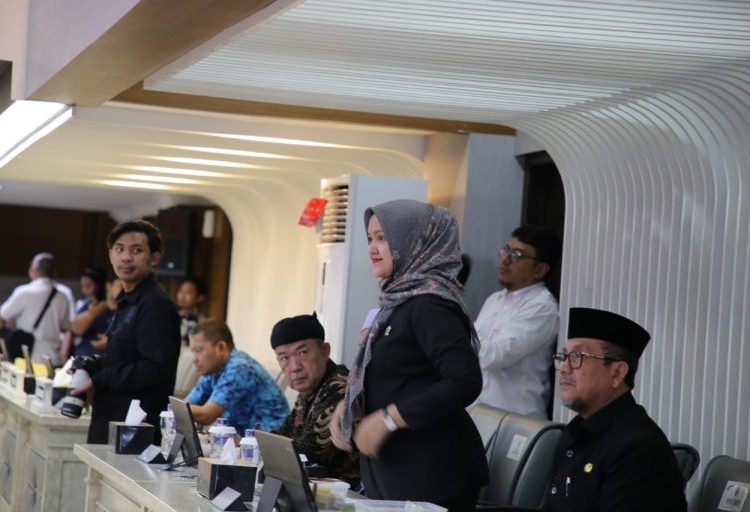 Ketua DPRD Kabupaten Cirebon, Sophi Zulfia bersama Bupati Imron saat hadir dalam Rapat Paripurna di gedung DPRD Provinsi Jabar, Rabu (10/9/2025)./* (Humas DPRD Kab. Cirebon) 