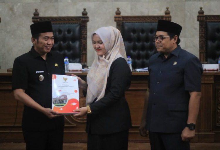 Pimpinan DPRD saat merima berkas hantaran Raperda APBD 2026 dari Wakil Bupati Cirebon, usai paripurna di gedung dewan, Jumat (12/9/2025). /* (foto: Humas DPRD Kab. Cirebon) 